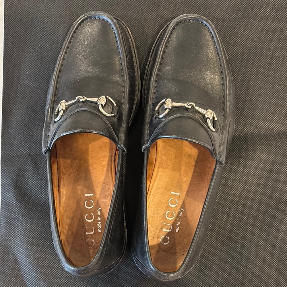 Gucci Black Loafers with Leather Finish and Classic Silver Bit Hardware